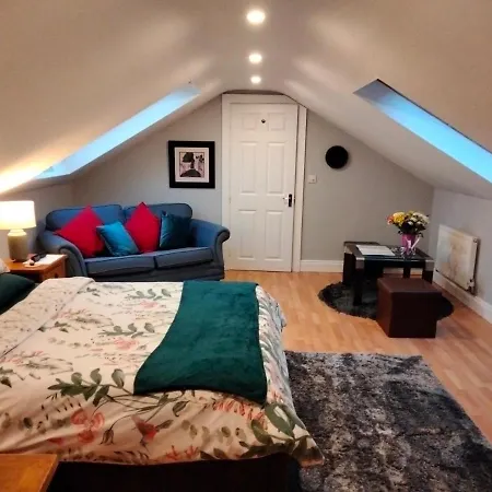 Cloonan House Проживание в семье
